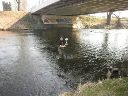 Geodet při práci